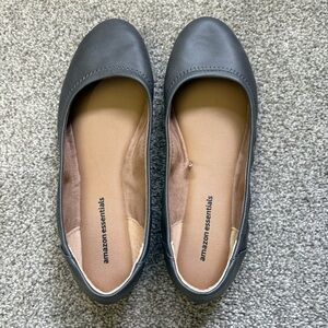 Amazon Essentials Gray Women's Flats Size 7 EUC